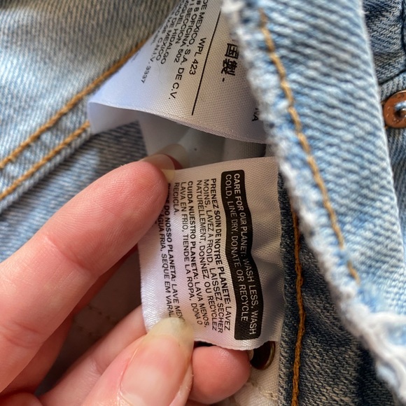 Levi’s iconic “the wedgie” shorts - Picture 7 of 8